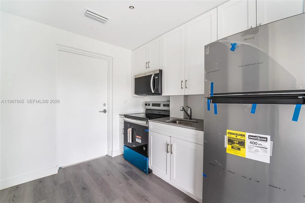 Building Photo - 1165 NW 8th Ave #101