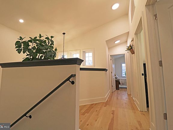 5th image of 2366 Thomas Ave