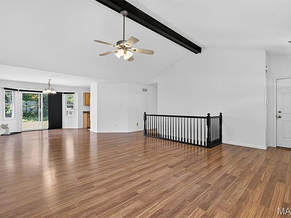 4th image of 10 Eldorado Dr