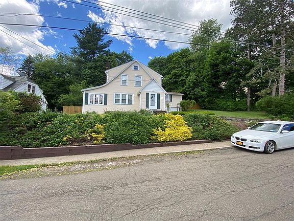4th image of 702 Badger Ave