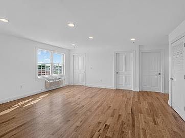 5th image of 315 7th St APT 504