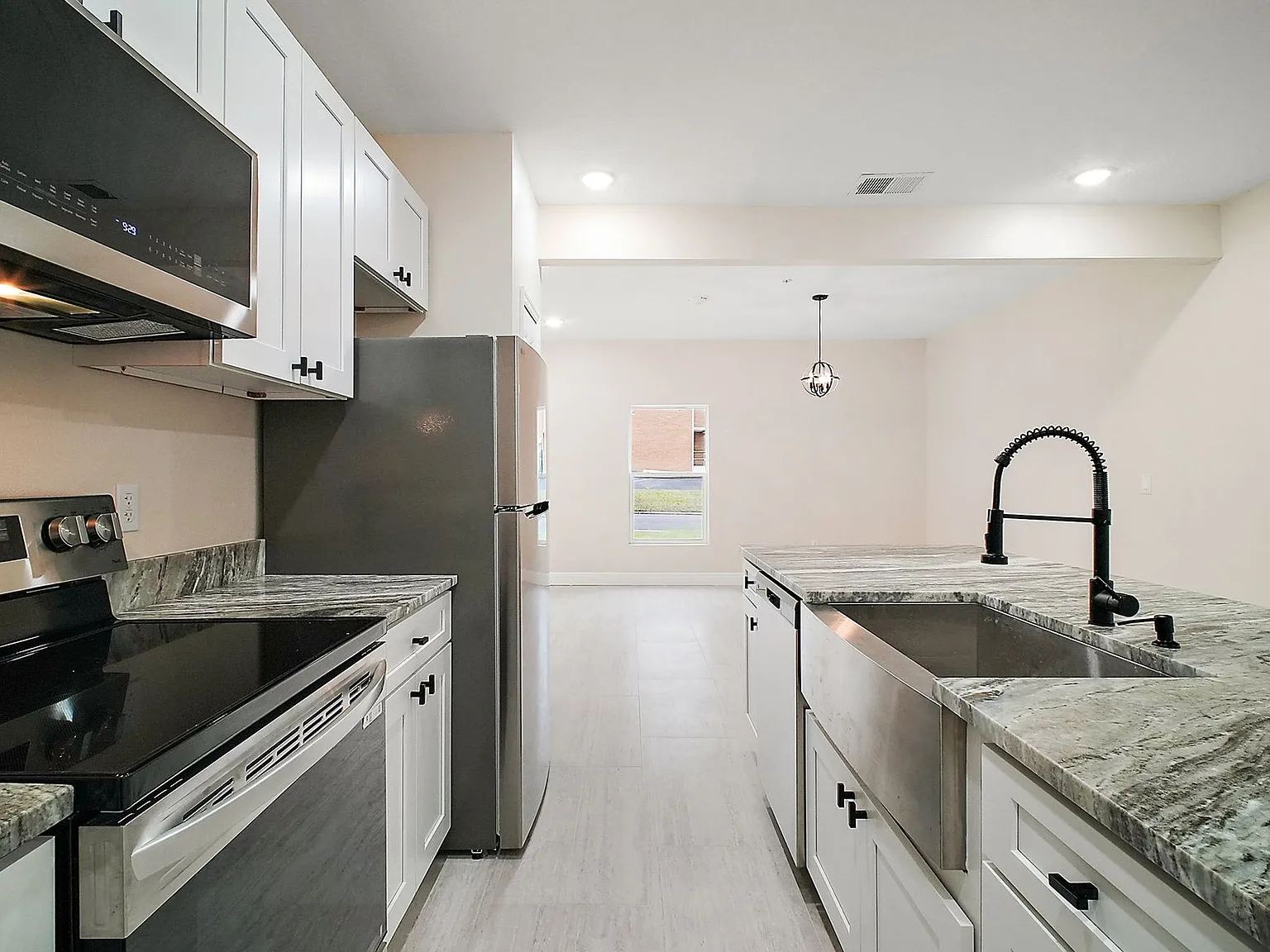 Coming Soon! Modern Upper-Floor Apartment In The Heart Of Downtown Eustis — Photo 1
