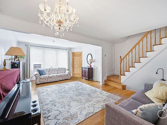 4th image of 2046 33rd St