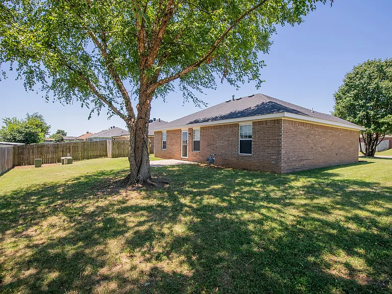 610 Maplewood Dr — Photo 4