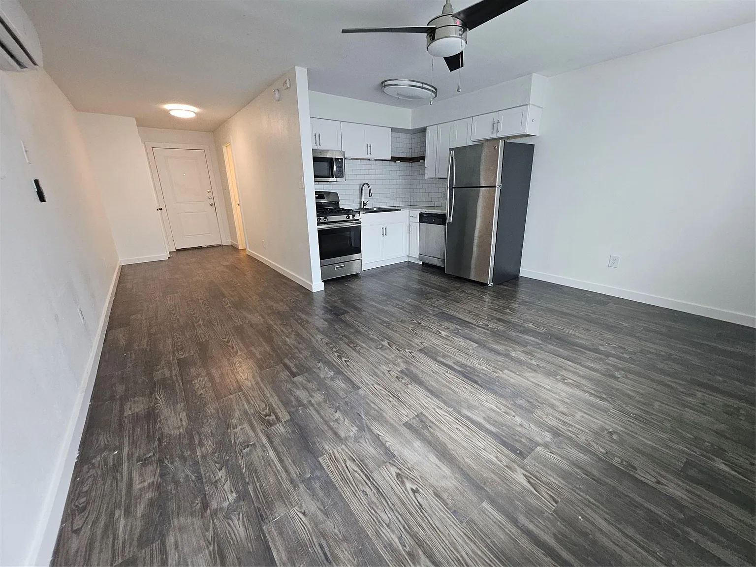 Studio, 1.0 bath, 405 sqft, $875 — Photo 2