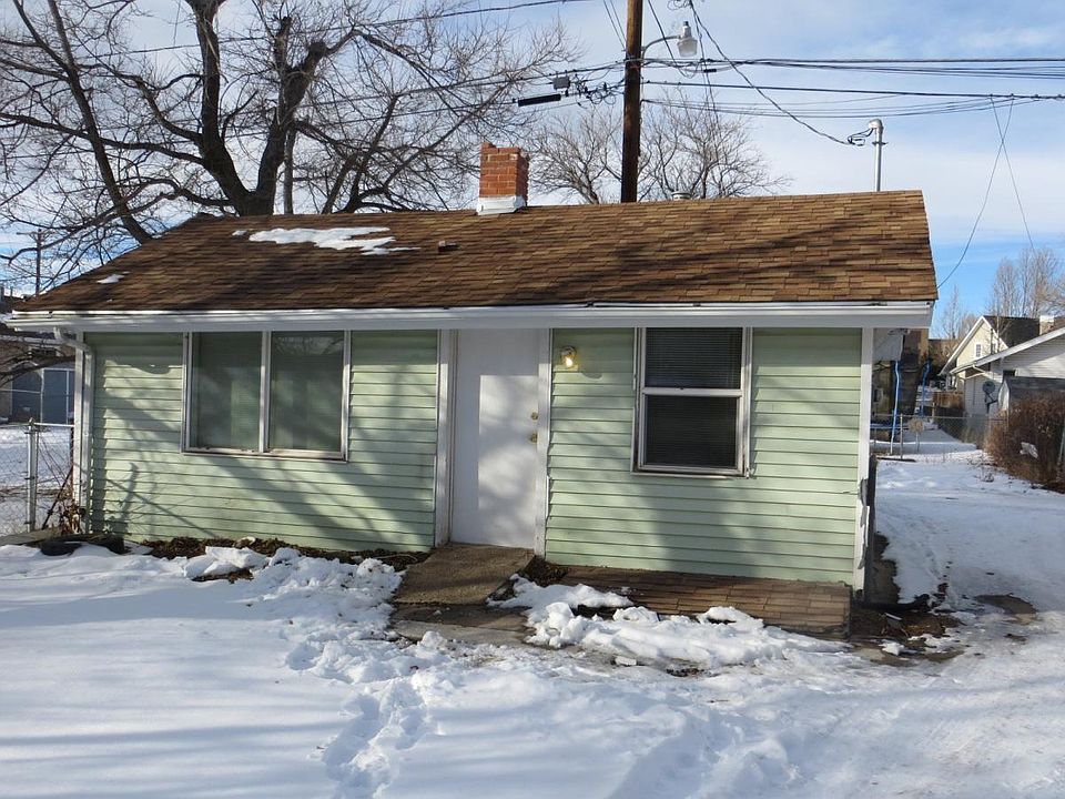 Unit is in the rear, right off of alley, standalone unit