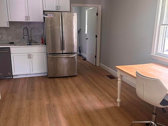 3rd image of 602 W Broadway St