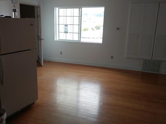 5th image of 123 Oriente St #B