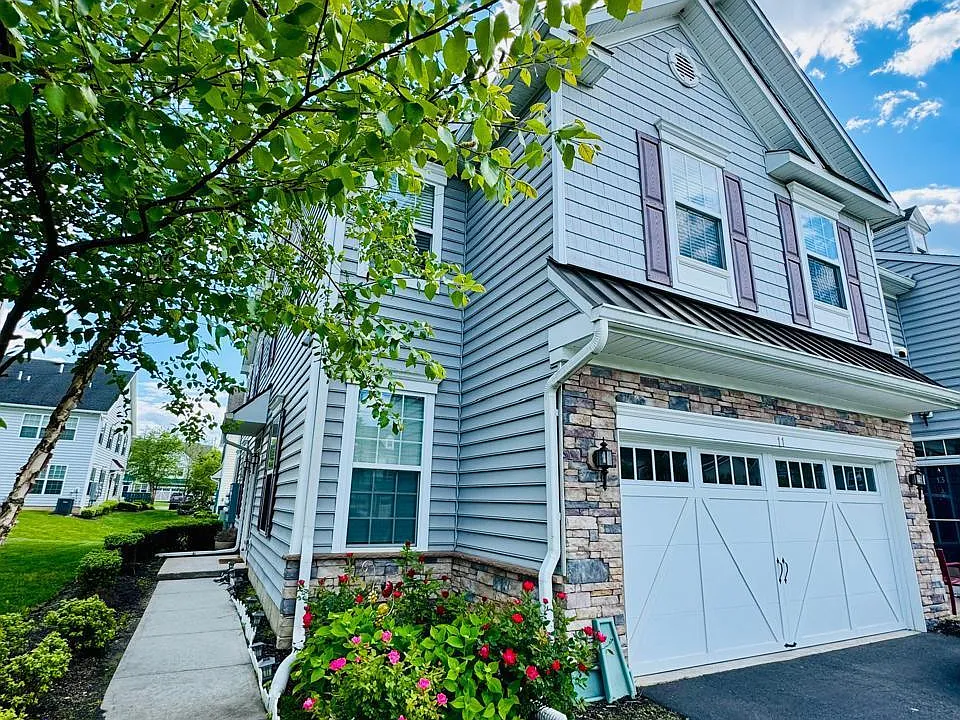 11 Morris Ln S