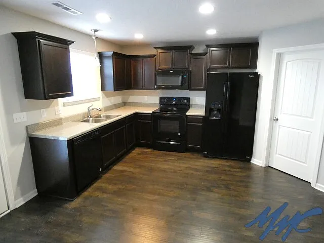 1511 Orange Ct — Photo 5