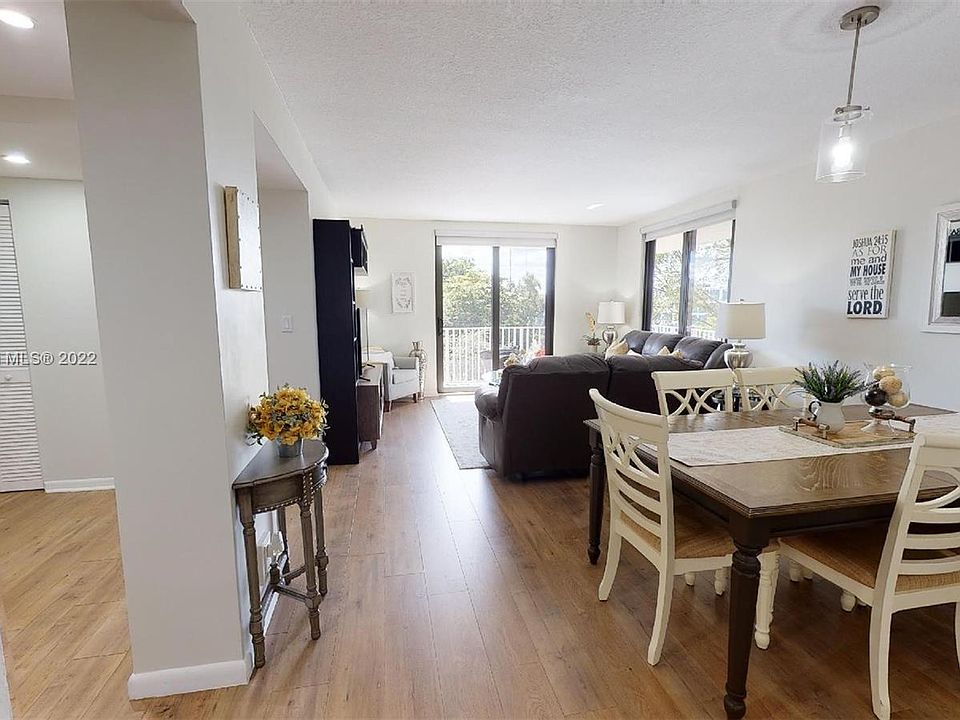 1st image of 901 Hillcrest Dr APT 402