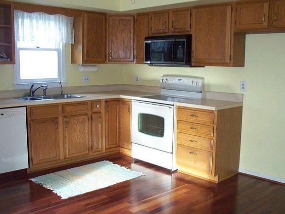 Kitchen w/ Hardwood Floor