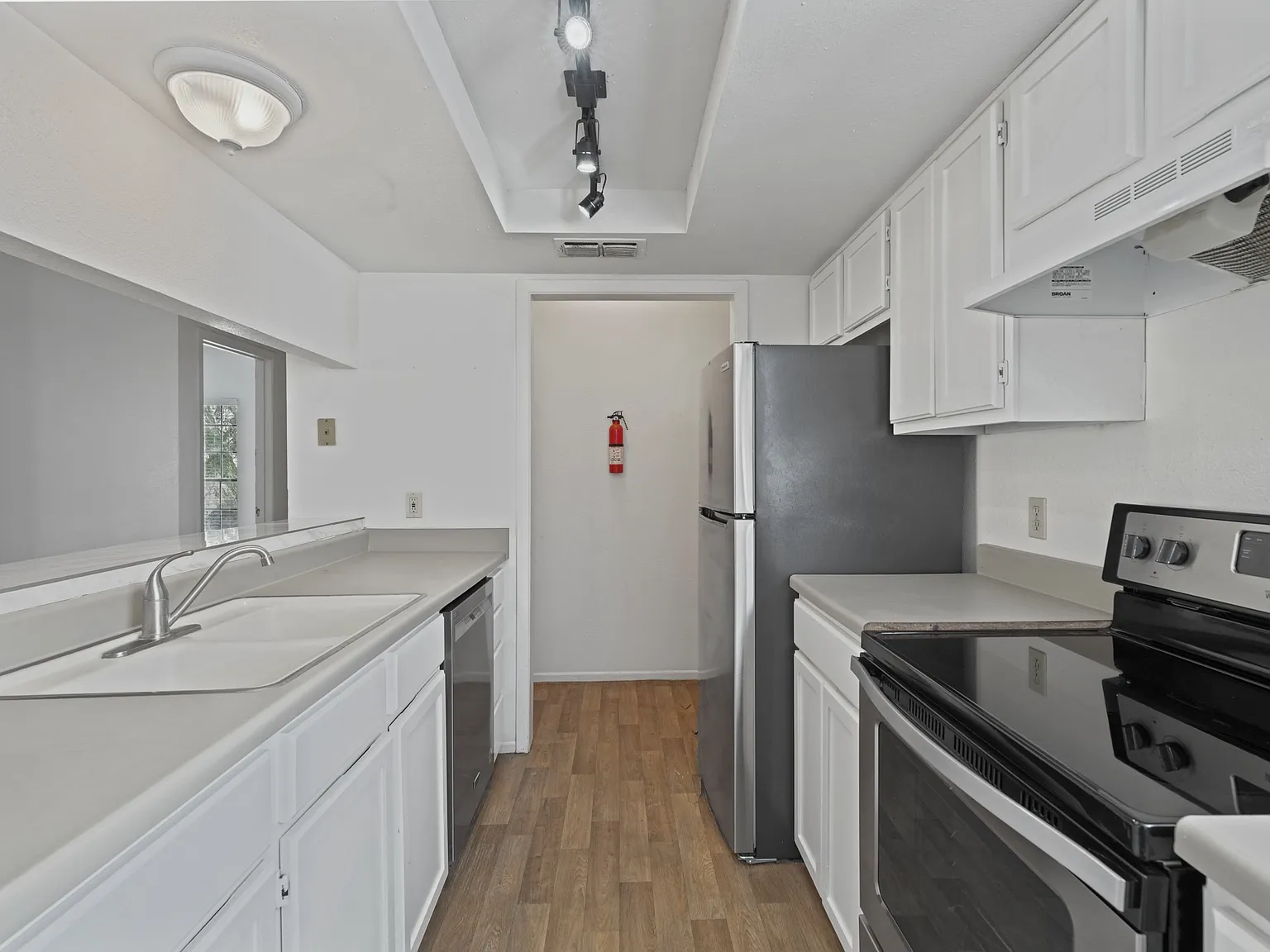 2 bed, 1050 sqft, $1,300 — Photo 3