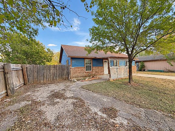 3rd image of 900 Lee Ln
