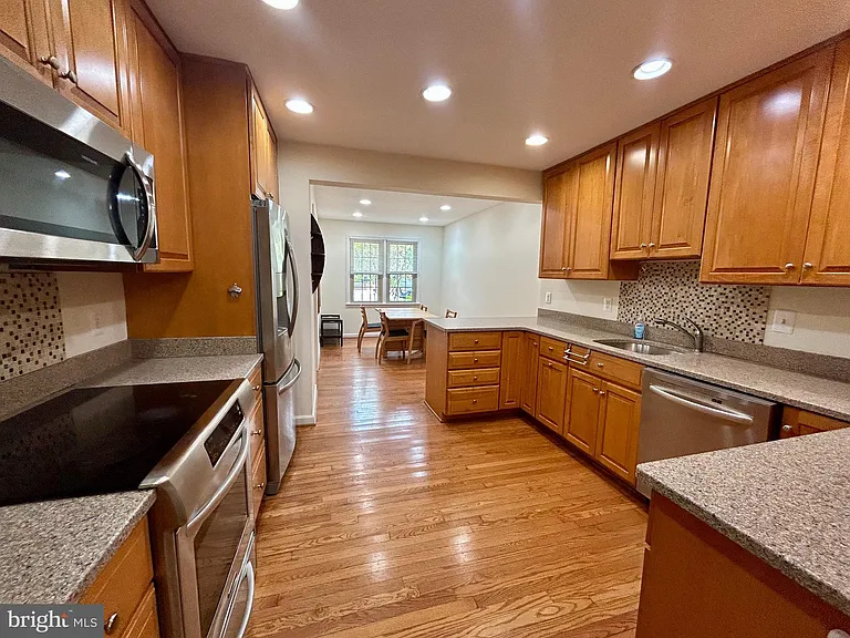 5916 Dorchester Way — Photo 3