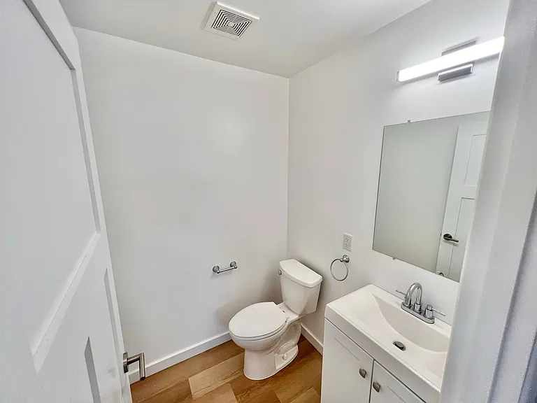 2223 Redwood Ave — Photo 14