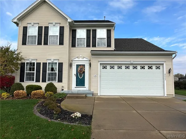 2433 King Fisher Ln, Niagara Falls, NY 14304