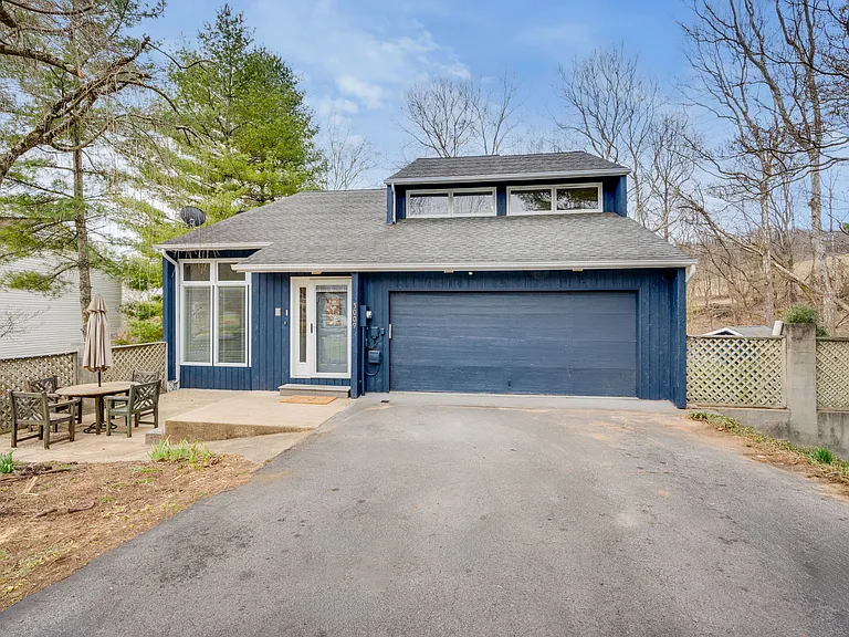 5009 Emerald Dr — Photo 2