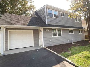 11 Pleasant Ln, Levittown, NY 11756