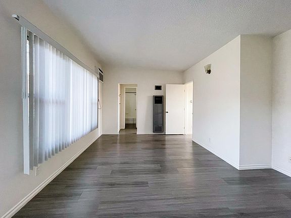 5th image of 1030 W Huntington Dr #6