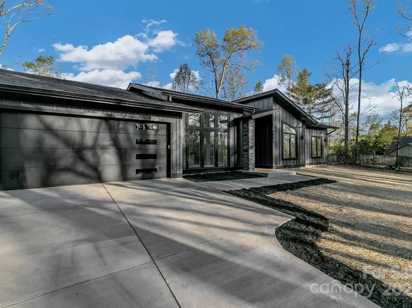 386 Donna Ln, Fairview, NC 28730