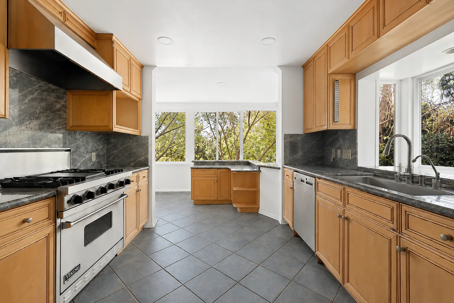 3 bed, 2740 sqft, $7,700 — Photo 4