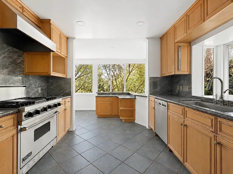 9149 Hillsboro Dr — Photo 4