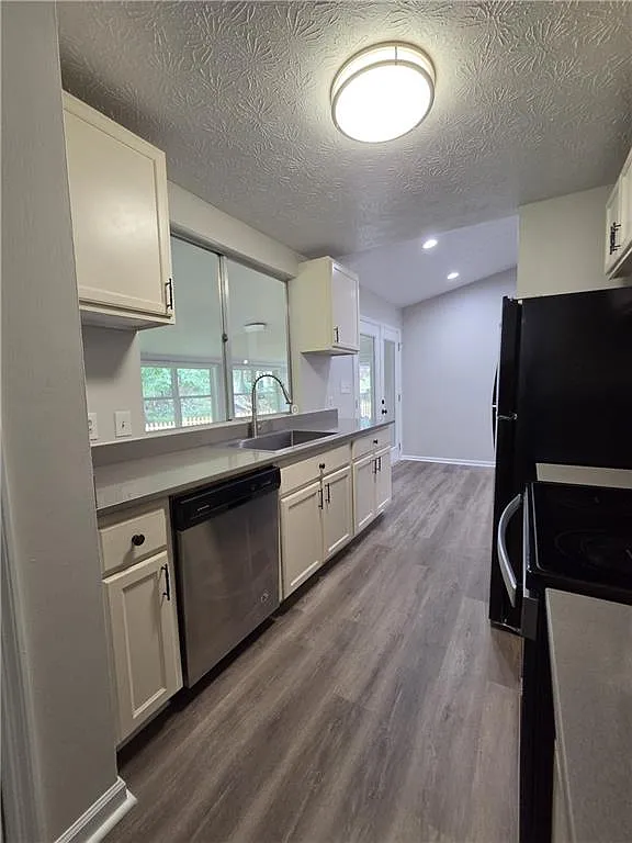3 bed, 2.0 bath, 1291 sqft, $2,300 — Photo 2