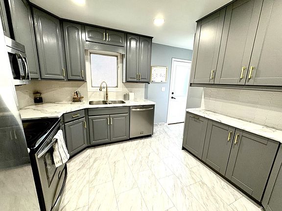 5th image of 1020 Miller St