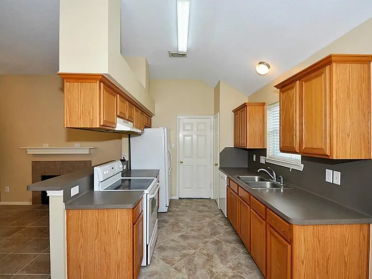 8715 Charity St — Photo 5