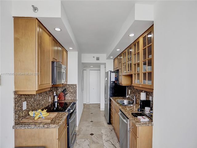 1st image of 1000 E Island Blvd