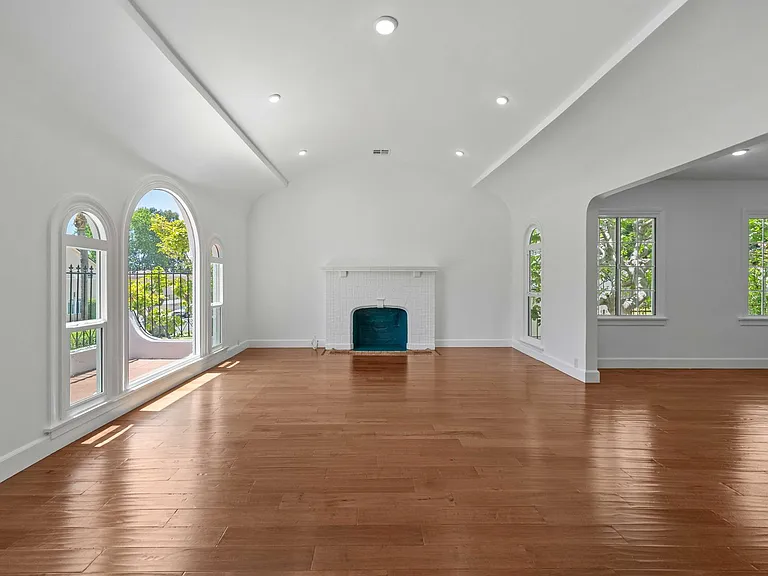 4733 Ambrose Ave — Photo 2