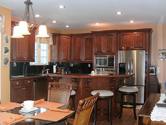 5th image of 201 Roberts Creek Cir