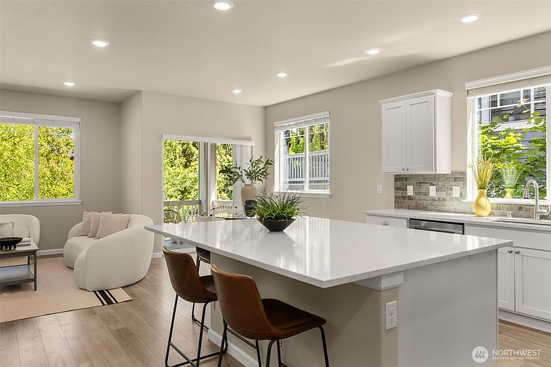 4th image of 6523 31st Avenue SW