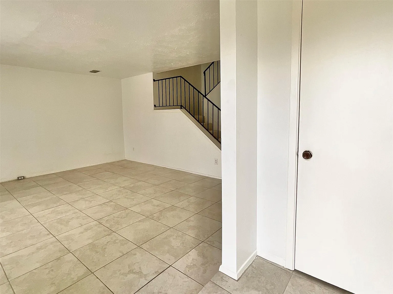 3 bed, 3.0 bath, 1728 sqft, $1,550 — Photo 2