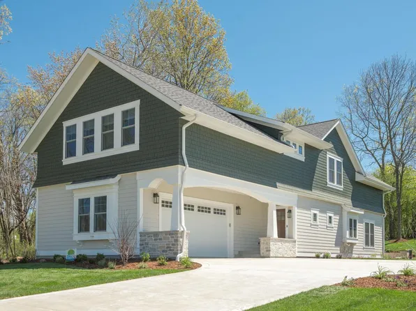 930 Park WAY, Delafield, WI 53018