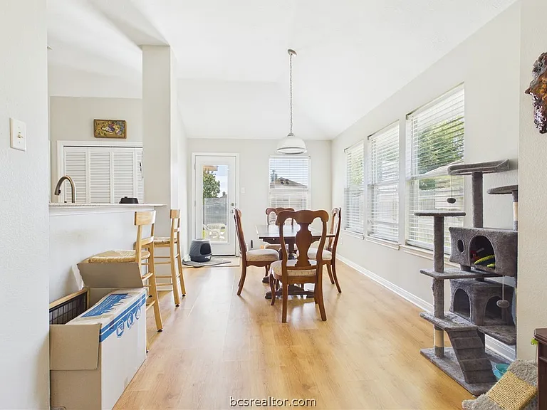 1006 Crested Point Dr — Photo 3
