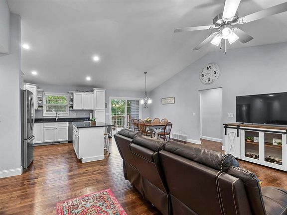 3rd image of 375 Wentworth Dr