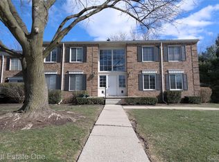657 E Fox Hills Dr, Bloomfield Hills, MI 48304