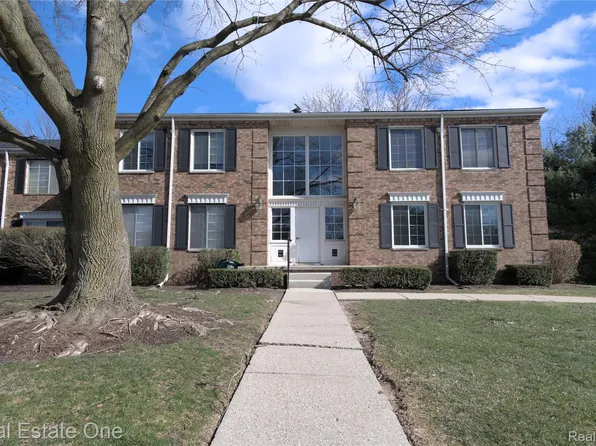 657 E Fox Hills Dr, Bloomfield Hills, MI 48304