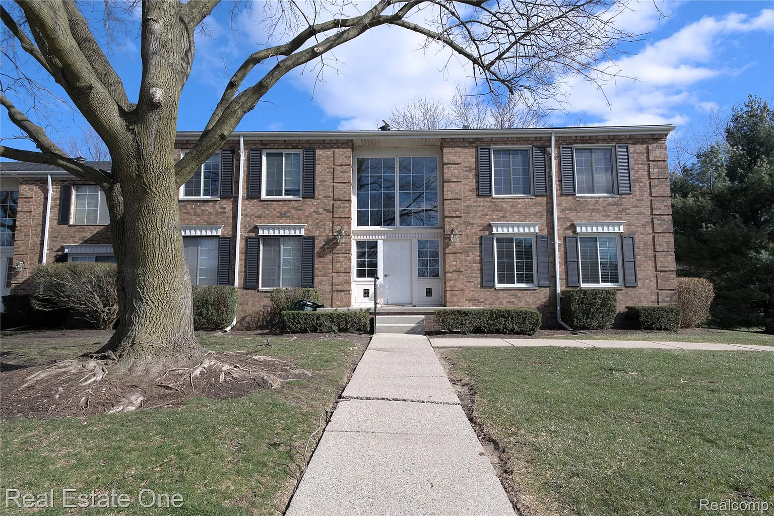 657 E Fox Hills Dr photo 1