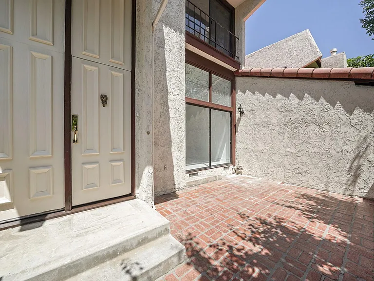 22259 Erwin St — Photo 2