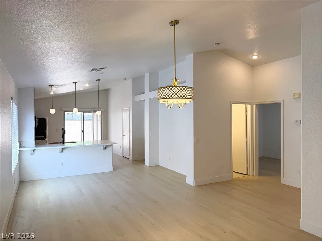 3 bed, 2.0 bath, 1284 sqft, $2,450 — Photo 3
