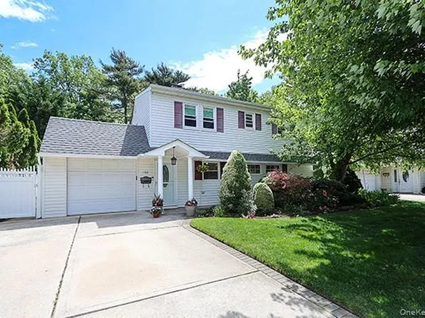 166 Choir Lane E, Westbury, NY 11590