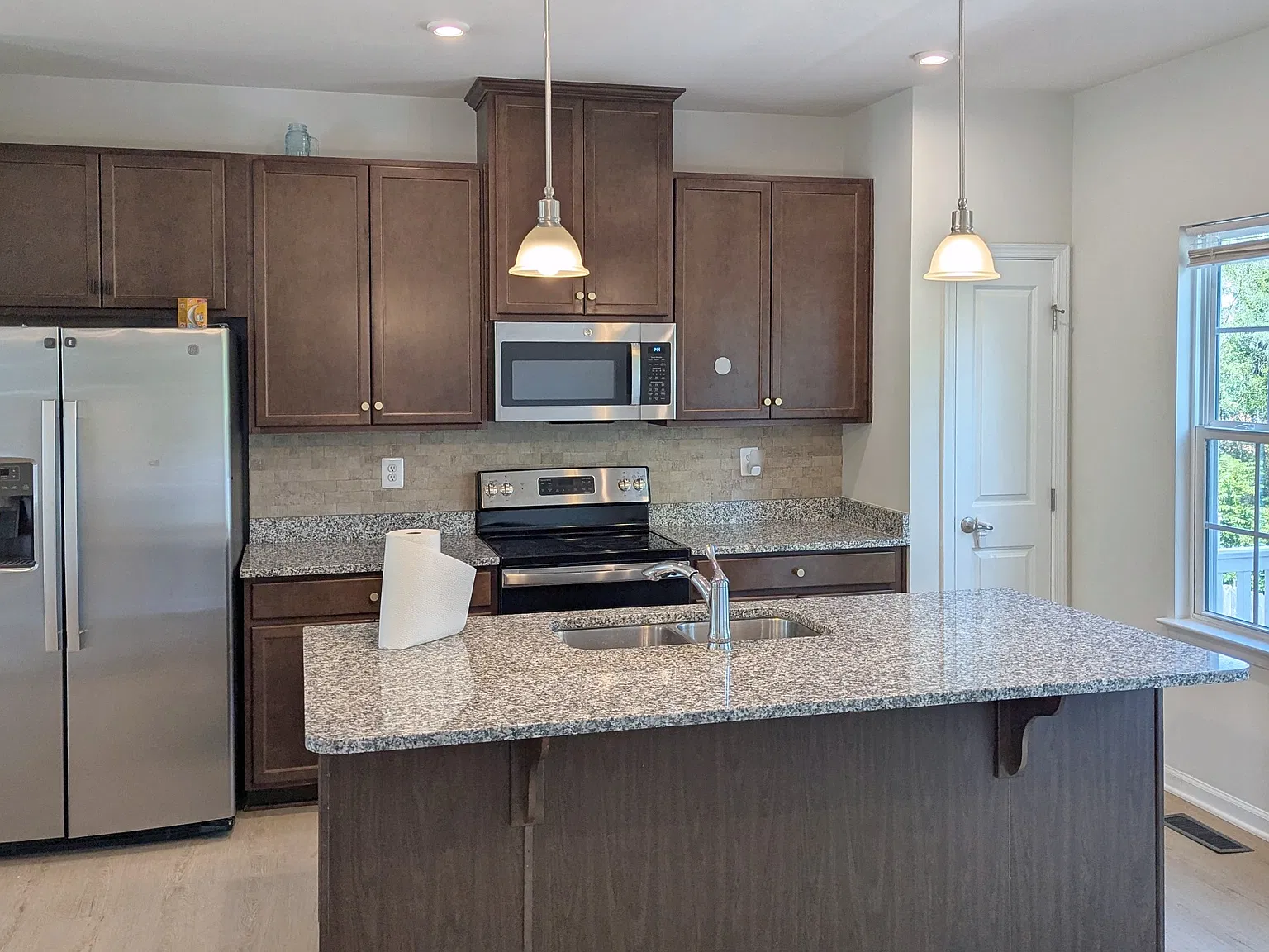 3 bed, 2.5 bath, 1700 sqft, $2,550 — Photo 2
