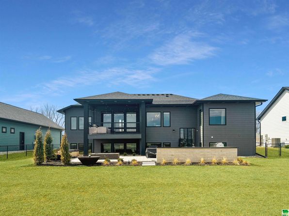 800 Lakeshore Dr, North Sioux City, SD 57049