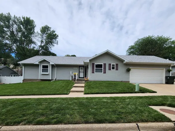 2428 Pueblo Dr, Sioux City, IA 51104