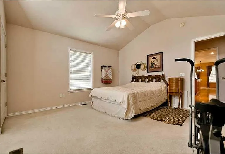 3666 Tara St — Photo 3