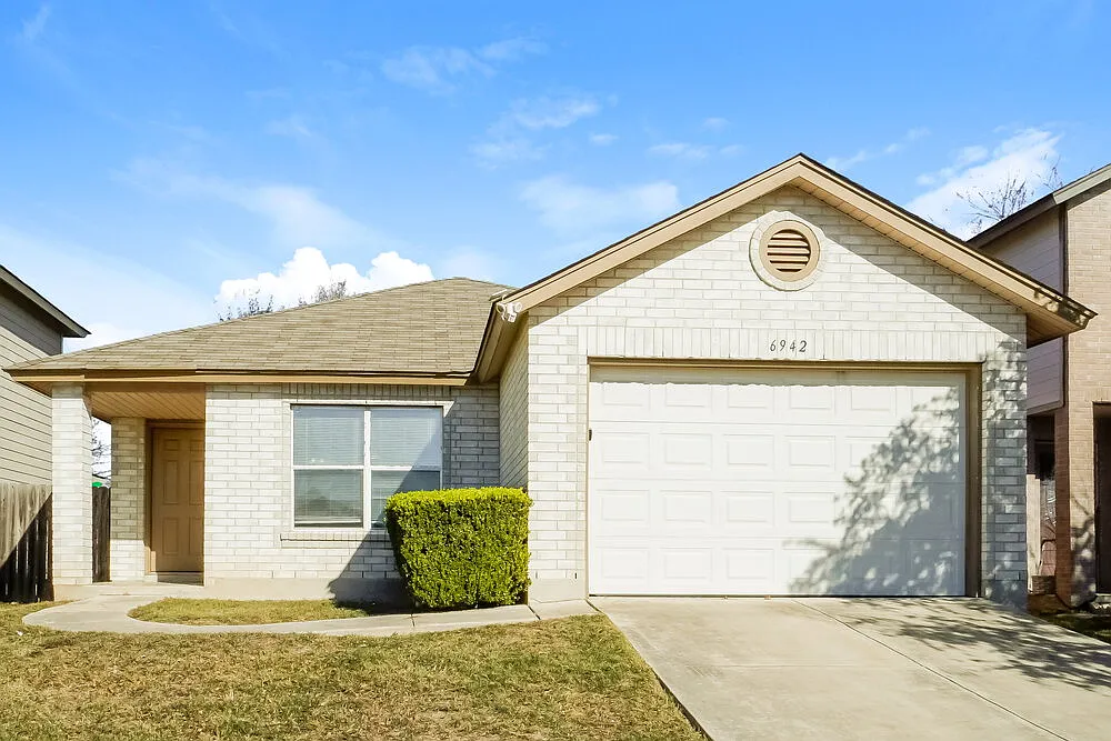 3 bed, 2.0 bath, 1386 sqft, $1,455 — Photo 1