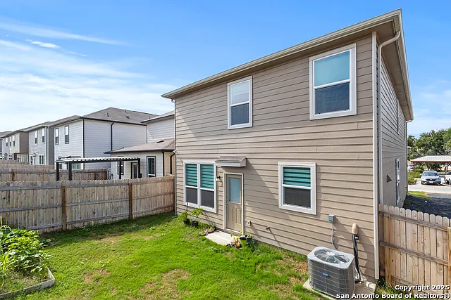 3 bed, 2.5 bath, 2211 sqft, $1,899 — Photo 3